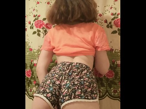 ❤️ Dhallaan yar oo sexy ah oo iska siibaysa surwaalka gaaban ee kamarada ☑  Galmo  ️❤